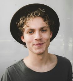 Dennis, 25 years old, Man